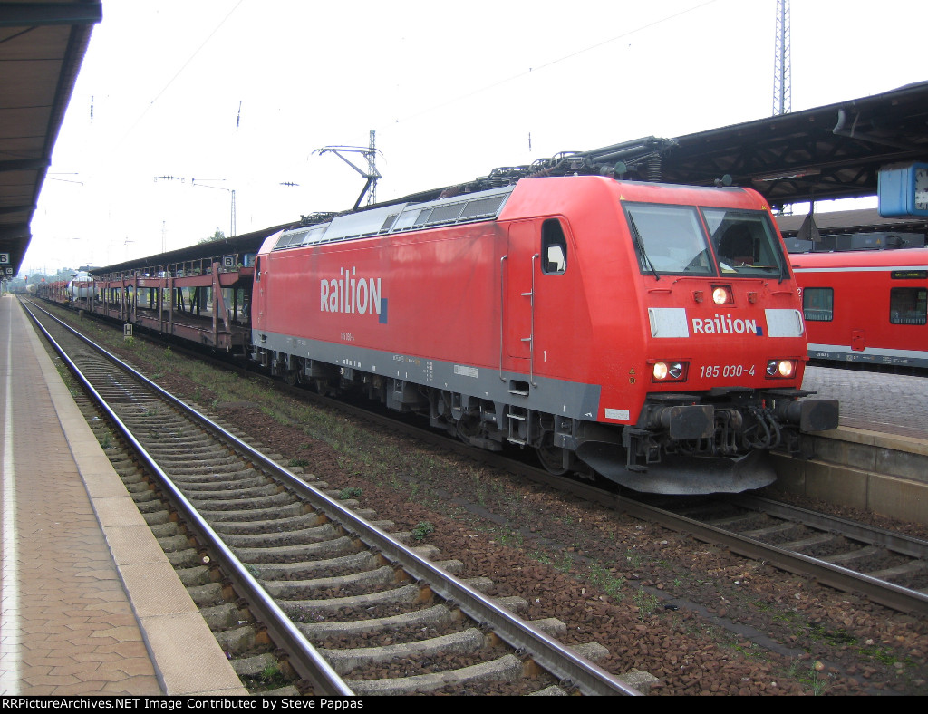 DB 185 030-4 pulls a train of autoracks through Homburg Hauptbahnhof